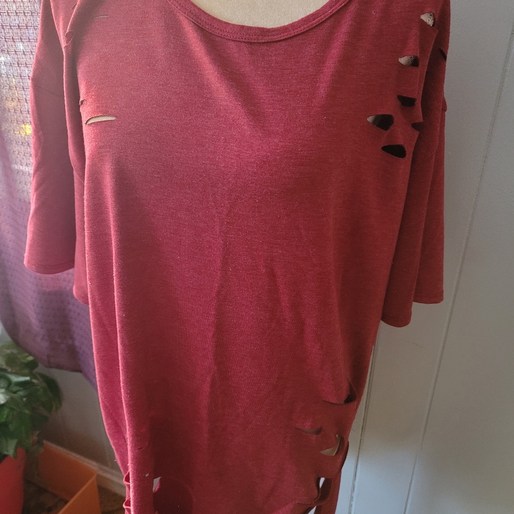 Burgandy tee with ripped design ♡